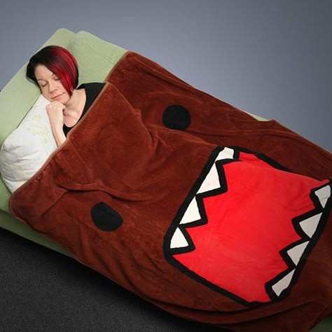 Domo Fleece Blanket Cool Blankets, Weird Gadgets, Domo Kun, Scene Room, Gaming Merchandise, Cute Blankets, Think Geek, Coolest Gadgets, Cuddle Buddy