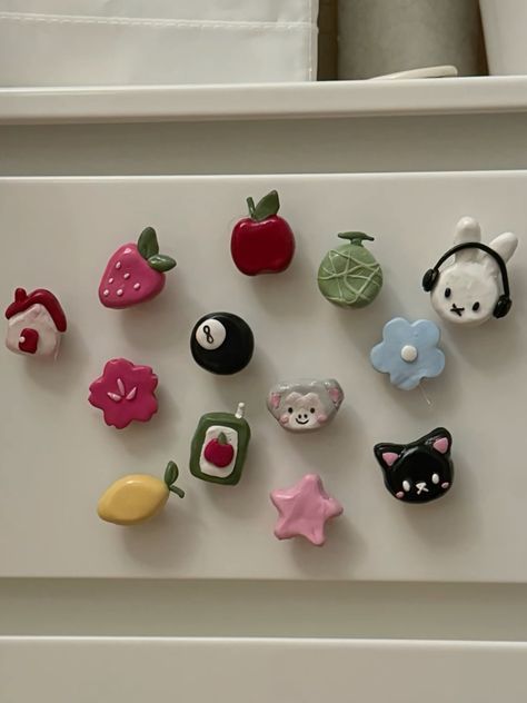 Airdry Clay Fridge Magnets Diy, Mini Air Dry Clay Ideas, Cute Clay Magnets, Fridge Magnets Ideas Creative, Little Clay Animals, Clay Magnets Diy, Air Dry Clay Magnets, Craft Ideas Easy Diy, Fridge Aesthetic