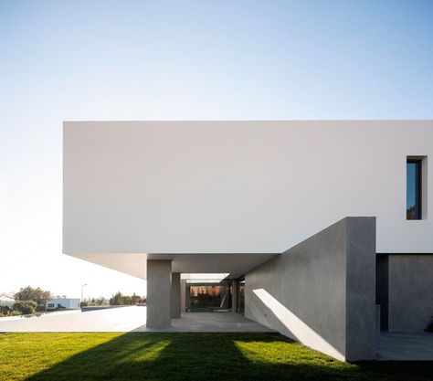 bica arquitectos tops residence with long white volume in western portugal Minimal Architecture, Concrete Home, White Building, Kitchen Interior Design Modern, Home Garden Design, Architecture Design Concept, Minimalism Interior, Minimalist Architecture, Cozy Interior