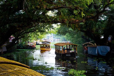 Boats on the canals in Alleppey (Alappuzha), Kerala, India - Lost With Purpose Kerala Pictures, Kerala Backwaters, Kerala Travel, Kerala Tourism, States Of India, Visit India, Famous Beaches, India Tour, Kerala India