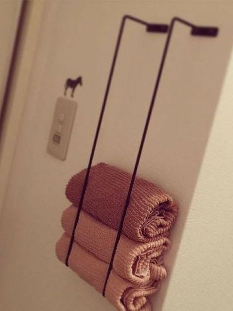 Use two towel bars and mount them vertically | Japanese organization hacks #bathroom #bathroomideas Japanese Organization, Japanese Inspired Home, Small Space Hacks, Diy Organizer, Desain Pantry, Bathroom Organization Diy, Decor Studio, Organisation Hacks, Organizing Hacks