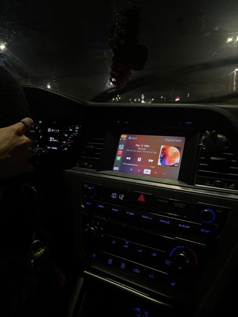 Sitting In The Car At Night, Car Interior At Night, Car Radio Aesthetic Night, Singing In Car Aesthetic, Car Radio Aesthetic, Carplay Aesthetic, Night Car Aesthetic, Music In Car, Aesthetic Rain