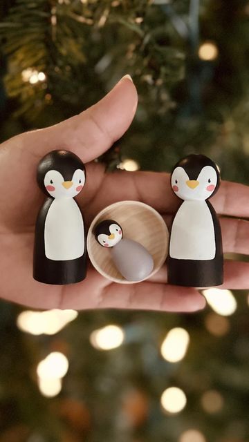 Dolly Pegs, Penguin Family, Wood Peg Dolls, Penguin Christmas, Handmade Wooden Toys, Peg People, Diy Gifts For Kids, Christmas Penguin, Wooden Pegs