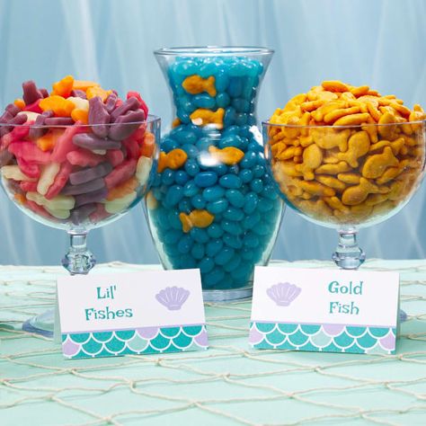 How to Set Up a Beautiful Mermaid Party | Avery.com Mermaid Birthday Party Food Ideas, Mermaid Party Food Ideas, Mermaid Birthday Party Food, Birthday Party Food Ideas, Mermaid Party Food, Ariel Birthday Party, Ocean Birthday Party, Diy Mermaid, Mermaid Birthday Party Decorations