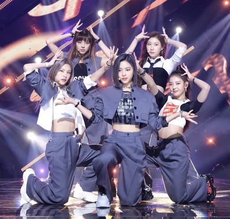 Dance Crew Outfits, Kpop Dance Outfits, Backless Homecoming Dresses, Kpop Concert Outfit, Club Fits, Club Outfit Ideas, Concert Fits, Event Outfit, Performance Outfit