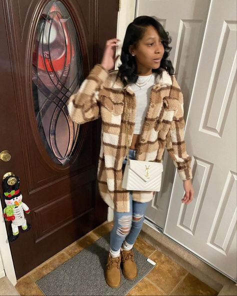 Brown Uggs Outfit Black Women, Baddie Winter Outfits Blackgirl, Flannel Outfits Black Women, School Winter Outfits Blackgirl, Brown Flannel Outfit, Winter Outfits Blackgirl, Brown Uggs, Teen Fashion Trends, Cute Thanksgiving Outfits