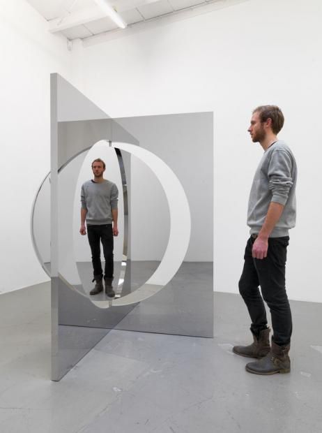 Mirror Illusion, Geometric Mirror, Mirror Installation, Hall Of Mirrors, Sculpture Installation, Mirror Art, Visual Merchandising, Exhibition Design, Installation Art