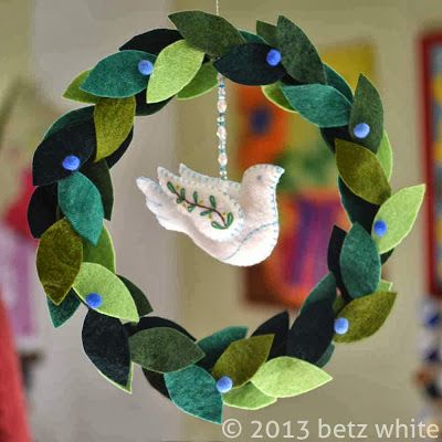 Peace Wreath, Dove Ornaments, Holiday Kids, Christmas Shower, Felt Wreath, Paper Wreath, Felt Craft, Ornament Pattern, Felt Birds