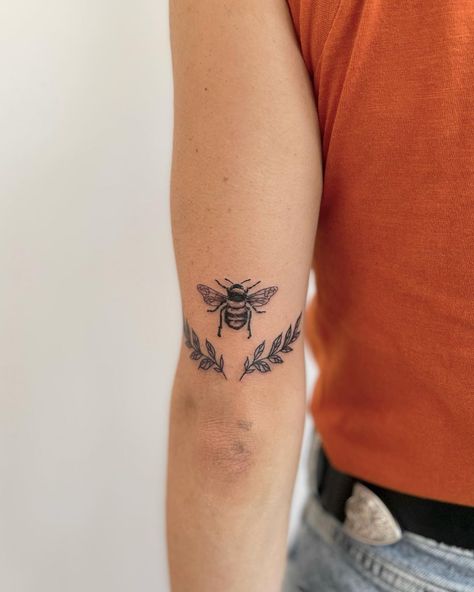 Bee On Flower Tattoo, Bee And Flower Tattoo, Honey Bee Tattoo, Private Tattoos, Bee Tattoo, Piercing Studio, Line Art Tattoos, Bee On Flower, Fine Line Tattoos