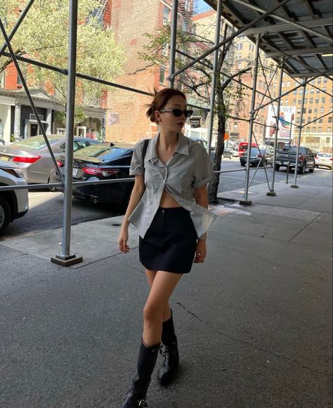 Cargo Mini Skirt Outfit, Mini Skirt Outfit Aesthetic, Black Cargo Mini Skirt, Y2k Things, Skirt Outfit Aesthetic, Cargo Skirt Outfit, Skirt Outfits Aesthetic, Mini Skirt Denim, 23 Summer