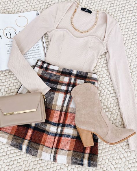 Outfits With Plaid Skirts, Checkered Skirt Outfit, Plaid Skirt Outfits, Plaid Skirt Outfit, Cropped Cable Knit Sweater, Red Plaid Skirt, Skirt Outfits Fall, Winter Skirt Outfit, Checkered Skirt