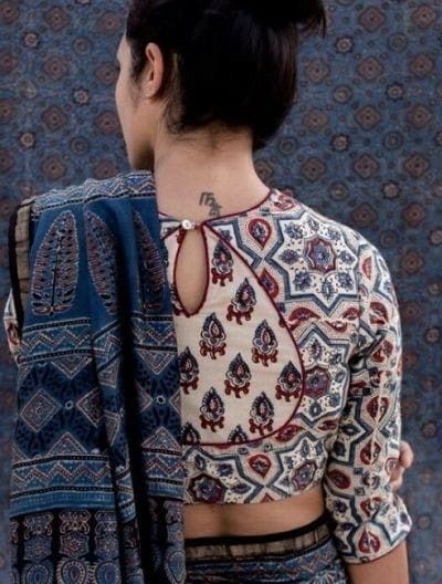 Saree Blouse Combination, Contrast Saree, Cotton Blouse Pattern, Kalamkari Blouse Designs, Ikat Blouse Designs, Cream Saree, Saree With Contrast Blouse, Saree Jacket, Designs Blouse