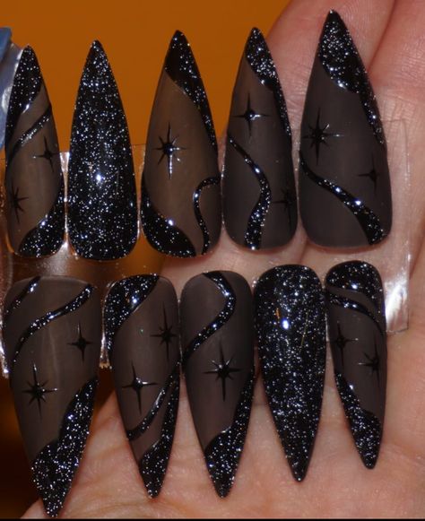 Rip To My 20s Nails, Nail Polygel Design, Goth Glitter Nails, Forth Wing Nail Ideas, Nail Inspo Party, Gothic New Years Nails, Gothic Holiday Nails, Dark Themed Nails, Acotar Nails Ideas