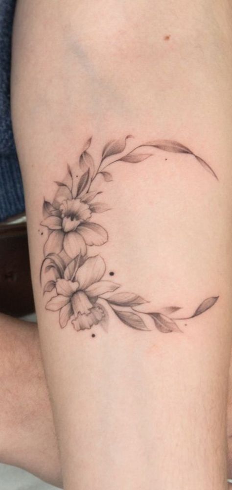 Daffodil Moon Tattoo, Moon And Bird Tattoo, Circle Flower Tattoo, Tattoo Montagne, Twin Tattoos, Baby Tattoo, Daffodil Tattoo, Favorite Tattoos, Panda Tattoo