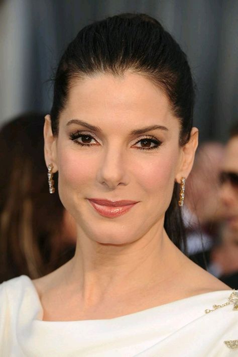 Sandra Bullock Oscar, Sandra Bullock Hair, Hidden Talents, Oscar Fashion, Bionic Woman, Beauty Event, Beauty Looks, Sandra Bullock, Simple Makeup