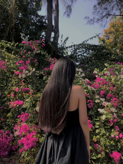 Long Hair Back Pose, Black And White Girl, Aesthetic Grunge Outfit, Snap Streak, Portrait Photography Poses, Long Straight Hair, Long Hair Girl, Very Long Hair, Beautiful Long Hair