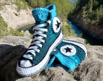 Converse En Crochet, Crochet House Shoes, Crochet House Slippers, Converse Socks, Converse Slippers, Rainbow Converse, Crochet Converse, Crochet House, Converse Boots