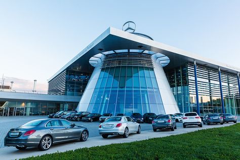 Mercedes Headquarters, Car Showroom Architecture, Mercedes Benz Germany, Car Showroom Design, 3d Architectural Rendering, Green Electric, Mall Design, Shop Buildings, Stuttgart Germany