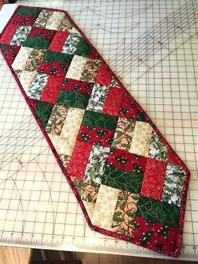 christmas quilted table runners patterns free - Yahoo Search Results Christmas Table Runner Pattern, Quilted Table Runners Christmas, Christmas Quilting Projects, Table Runner Christmas, Pineapple Quilt, Christmas Patchwork, Patchwork Table Runner, Holiday Table Runner, Quilted Table Runners Patterns