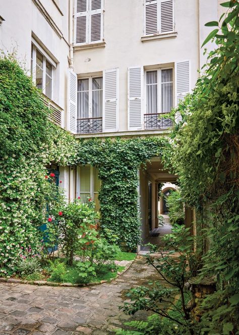 Peek Inside Patricia Wells's Chic Parisian Kitchen Atelier - Galerie Parisian Style Kitchen, French Design Style, Style Parisian Chic, Parisian Kitchen, Paris Kitchen, Parisian Architecture, French Apartment, Carriage Doors, Outdoor Dining Room