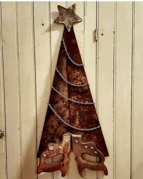 Christmas tree made from two hand saws. Not mine so I must say the credit goes to someone else, but I love this idea. Saw Christmas Tree, Homemade Christmas Decorations, Noel Diy, Metal Christmas Tree, Metal Christmas, Christmas Tree Ideas, Christmas Decorations Rustic, Primitive Christmas, Saws