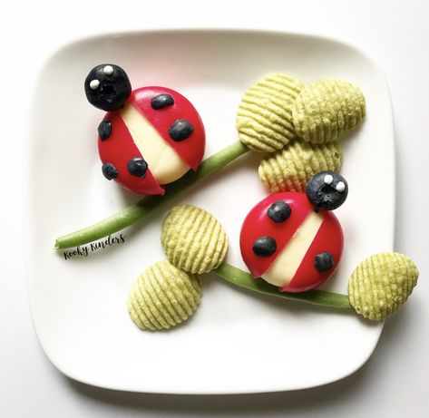 #ladybug cheese #snacks #food #funfood #foodforkids #foodart Animal Shaped Foods, Vbs Snacks, Kid Foods, Cheese Snacks, Cute Snacks, Food Trays, Fun Kids Food, Fruit Art, Fun Food