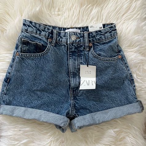 Zara high waisted shorts Zara Shorts Denim, Zara Denim Shorts, Shorts Aestethic, Fame Clothes, Zara Jean Shorts, Baseball Jacket Outfit, Zara Clothes, Short Zara, Shorts For Girls