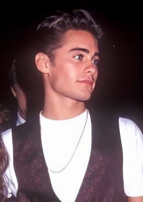 Young Jared Leto, Spiky Pixie Haircut Spikes, Popular 90s Hairstyles, Spiky Pixie Haircut, Slick Backs, Hair Shag, Spiky Haircut, Haircut 90s, Hairstyles 90s