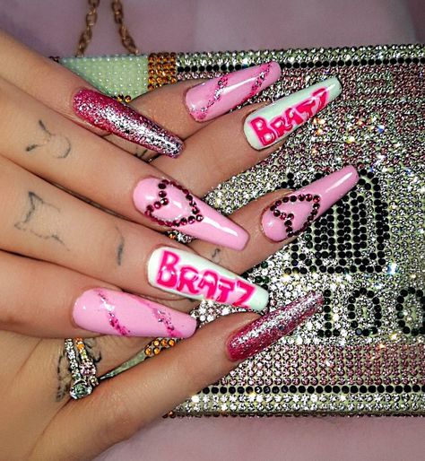 Nail art Bratz Themed Nails, Bratz Nails Art, Bratz Nails Acrylic, Bratz Themed Acrylic Nails, Bratz Inspired Nails, Bratz Nails Design, Bratz Dolls Nail, Bratz Nails, Disney Nails