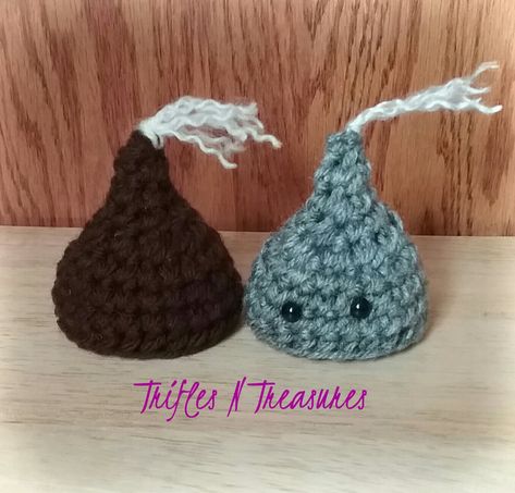 20MinuteKiss~FREE~TriflesNTreasures Hershey Kiss Crochet Pattern, Crochet Hershey Kiss Free Pattern, Crochet Hot Cheetos, Crochet Hershey Kiss, Jumbo Hershey Kiss Crochet, Hugs And Kisses Crochet Pattern, Heart Cookie Crochet Pattern, Crochet Games, Valentine Hats