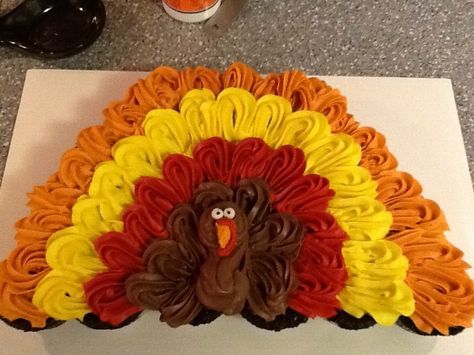 Thanksgiving turkey cupcake cake Thanksgiving Desserts Cupcakes, Thanksgiving Candy Crafts, Thanksgiving Cakes Decorating, Turkey Cupcake, Turkey Cupcakes, Thanksgiving Candy, Thanksgiving Cupcakes, Pull Apart Cupcake Cake, Cake Pulls