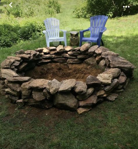 Flat Rock Fire Pit, Fire Pit Large Rocks, Diy Stone Fire Pit Ideas, Rustic Backyard Fire Pit Ideas, Outdoor Rock Fire Pit, Rock Firepits Backyard Diy, Rustic Rock Fire Pit, Large Stone Fire Pit, Buried Fire Pit