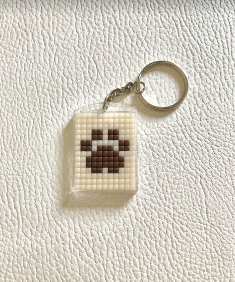 Bead Loom Keychain, Pixel Art Keychain, Pixel Keychain, Cross Stitch Keychain, Beaded Keychains Patterns, Stitch Keychain, Keychain Beads, Keychains Diy, Keychain Beaded