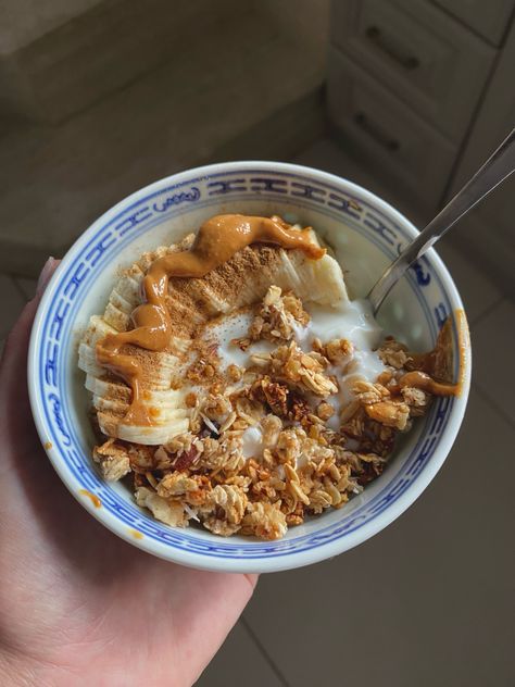 Granola Bowl Aesthetic, Breakfast Yogurt Ideas, Peanut Butter Yogurt Bowl, Banana Yogurt Bowl, Healthy Breakfast Yogurt, Granola Yogurt Bowl, Yoghurt And Granola, Breakfast Yogurt Bowl, August Food