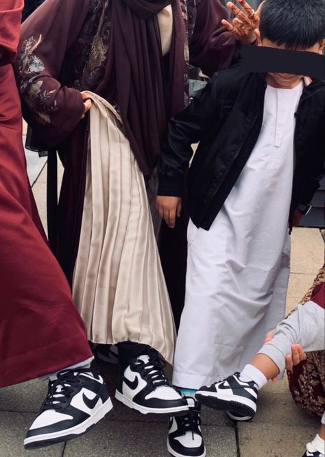 Abaya And Jordans, Abayas With Sneakers, Hijabi Nike Outfits, Abaya And Sneakers, Abaya With Sneakers, Abaya Outfit, Basket Nike, Hijabi Outfit, Muslim Outfits Casual