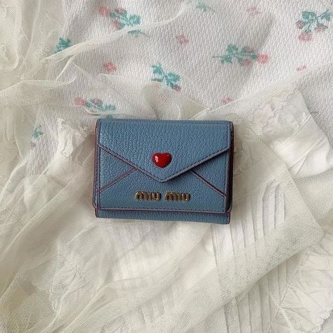 ꒰ #fashion ⋮ #accessoires ⋮ #wallet ⋮ #aesthetic ꒱ Cute Wallets, Fancy Bags, Pretty Bags, Mode Inspo, Material Girls, Cute Bags, Life Goals, A Heart, Outfit Inspirationen