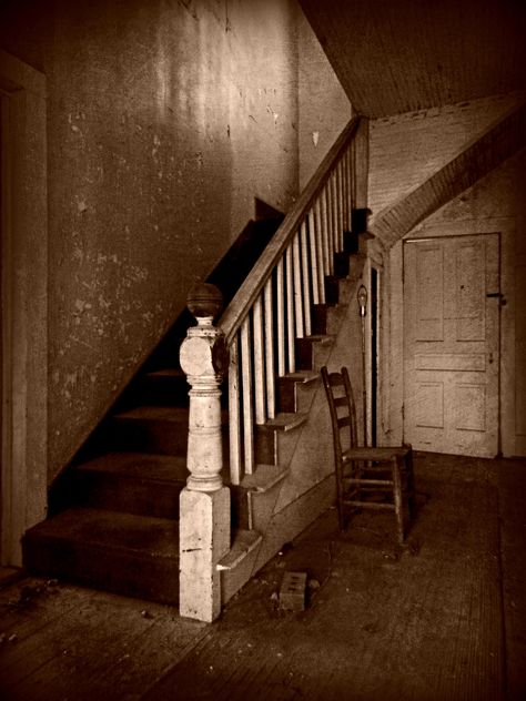 Amazing Staircases, Derilict Buildings, Real Haunted Houses, Abandoned Homes, Abandoned Asylums, Dream Images, Old Abandoned Houses, Abandoned Hospital, Spooky Places