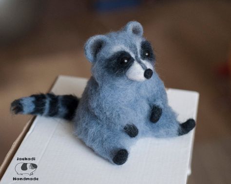 Raccoon - needle felted toy by JackadiHandmade Needle Felted Raccoon, Felted Raccoon, Felted Figures, Felted Crafts, Felt Owls, Needle Felting Diy, 3d Figures, Wool Animals, Needle Felting Tutorials