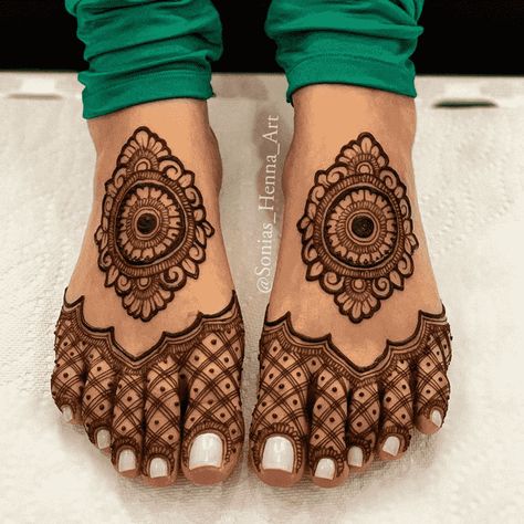 Gol Tikki Mehndi Design, Tikki Mehndi Design, Leg Mehendi Design, Tikki Mehndi, Feet Mehndi, Back Hand Mehndi Design, Back Hand Mehndi, Leg Mehndi, Foot Henna