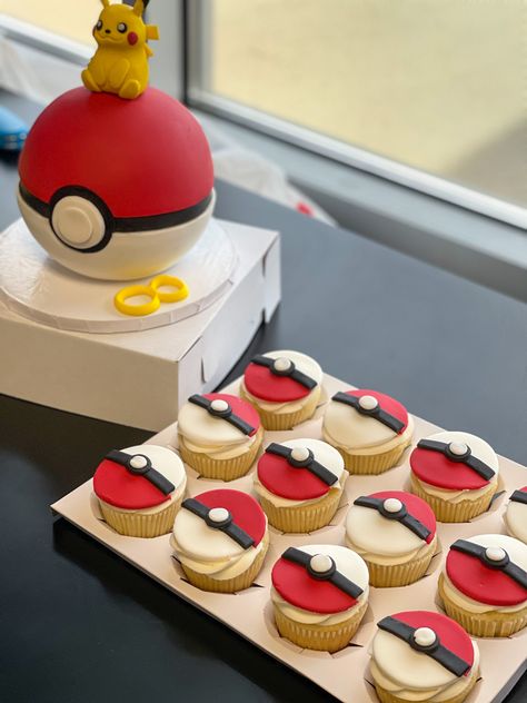 Pokemon Cake And Cupcakes, Pokémon Birthday Cupcakes, Pokemon Cupcakes Ideas, Pokemon Cupcake Ideas, Pokemon Cupcake Cake, Pokemon Theme Cake, Pokémon Cupcakes, Cupcakes Pokemon, Pokeball Cupcakes