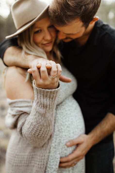 Maternity Proposal Photos, Hat Maternity Pictures, Maternity Photos With Blanket, Seated Maternity Photos, Photoshooting Pregnant Ideas, Maternity Stool Pose, Modern Maternity Photos, Maternity Photos Sitting, Maternity Pictures Sitting