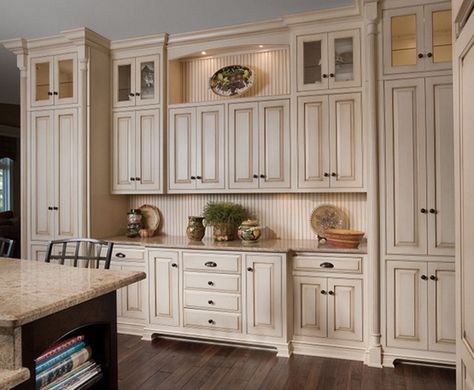 15 White Antique Kitchen Designs That Abound With Warmth & Charm White Kitchen Knobs, Kitchen Cabinets Knobs And Pulls, Antique Kitchen Cabinets, Redo Kitchen Cabinets, Antique White Kitchen, Cream Cabinets, Kabinet Dapur, Herringbone Backsplash, French Country Kitchens