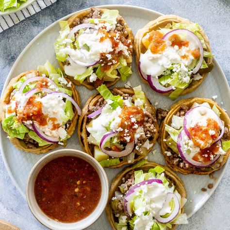 Sopes de Picadillo Sopes Mexican, Chicken Tacos Recipes, Best Chicken Tacos, Best Chicken Taco Recipe, Sopes Recipe, Tacos Crockpot, Easy Mexican Dishes, Recipe Ground Beef, Healthy Taco Recipes