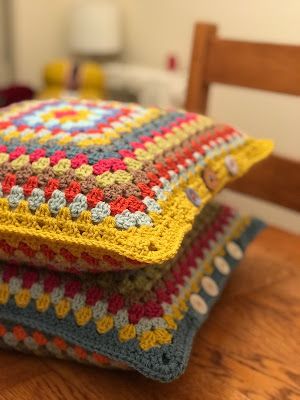 Mustard Granny Cushion (free pattern) Crocheted Pillows, Crochet Cushion Covers, Motifs Granny Square, Crochet Cushion Pattern, Cushion Cover Pattern, Crochet Blanket Pattern Easy, Crochet Pillow Cover, Confection Au Crochet, Crochet Geek