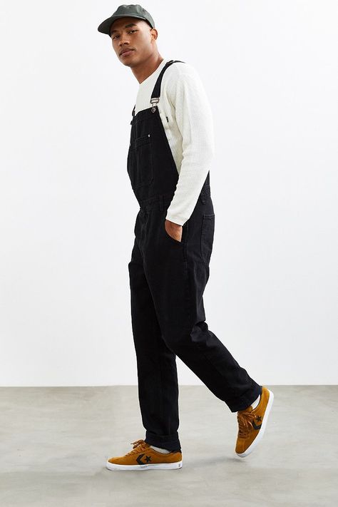 Black Overall Outfit, Coachella Mens Fashion, Black Overalls Outfit, Men In Overalls, Overalls Outfits, Japanese Mens Fashion, Vintage Outfits Men, 90s Fashion Men, Overalls Men