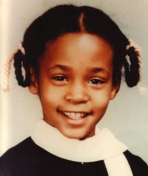 Can You Recognize All Of The Celebrities In These Childhood Photos Whitney Houston Young, Celebrity Baby Pictures, Whitney Houston Pictures, Pictures Black And White, Celebrity Yearbook Photos, Famous Moms, Celebrity Baby, Queen Latifah, Black Hollywood