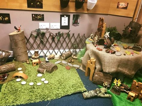 Small world woodland Eyfs Small World, Small World Area, Preschool Room Layout, Curiosity Approach Eyfs, Preschool Set Up, Childcare Environments, Curiosity Approach, Eyfs Classroom, Preschool Rooms