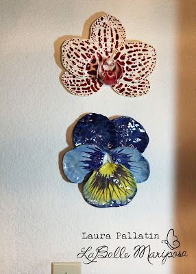 Useful Clay Art, Ceramic Craft Ideas, Wall Art Pottery, Cool Ceramics Ideas, Ceramics Wall Art, Ceramic Art Inspiration, Pansy Ceramic, Orchid Ceramic, Orchid Clay