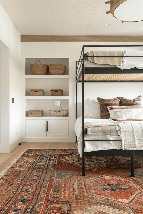 25 Unique & Chic Bunk Bed ideas: Smart Solutions for Small Bedrooms Stylish Bunk Beds, Bunk Bed Rug Placement, Bunk Guest Room, Bunk Bedroom Decor, Corner Bunk Beds Built In, Bunk Bedroom Ideas, Luxury Bunk Beds, Bed Rug Placement, Beach House Bunk Beds