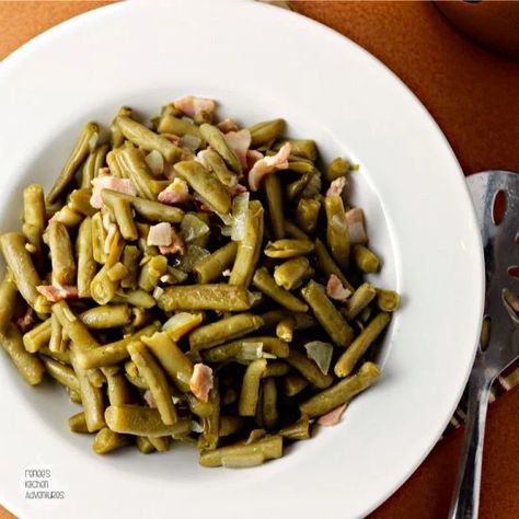 Cracker Barrel Copycat Country Style Green Beans: Renee's Kitchen Adventures   Just like in the restaurant!! Cracker Barrel Green Beans Recipe, Cracker Barrel Green Beans, Country Style Green Beans, Country Green Beans, Southern Green Bean Recipes, Cracker Barrel Restaurant, Cracker Barrel Copycat, Southern Style Green Beans, Cracker Barrel Recipes